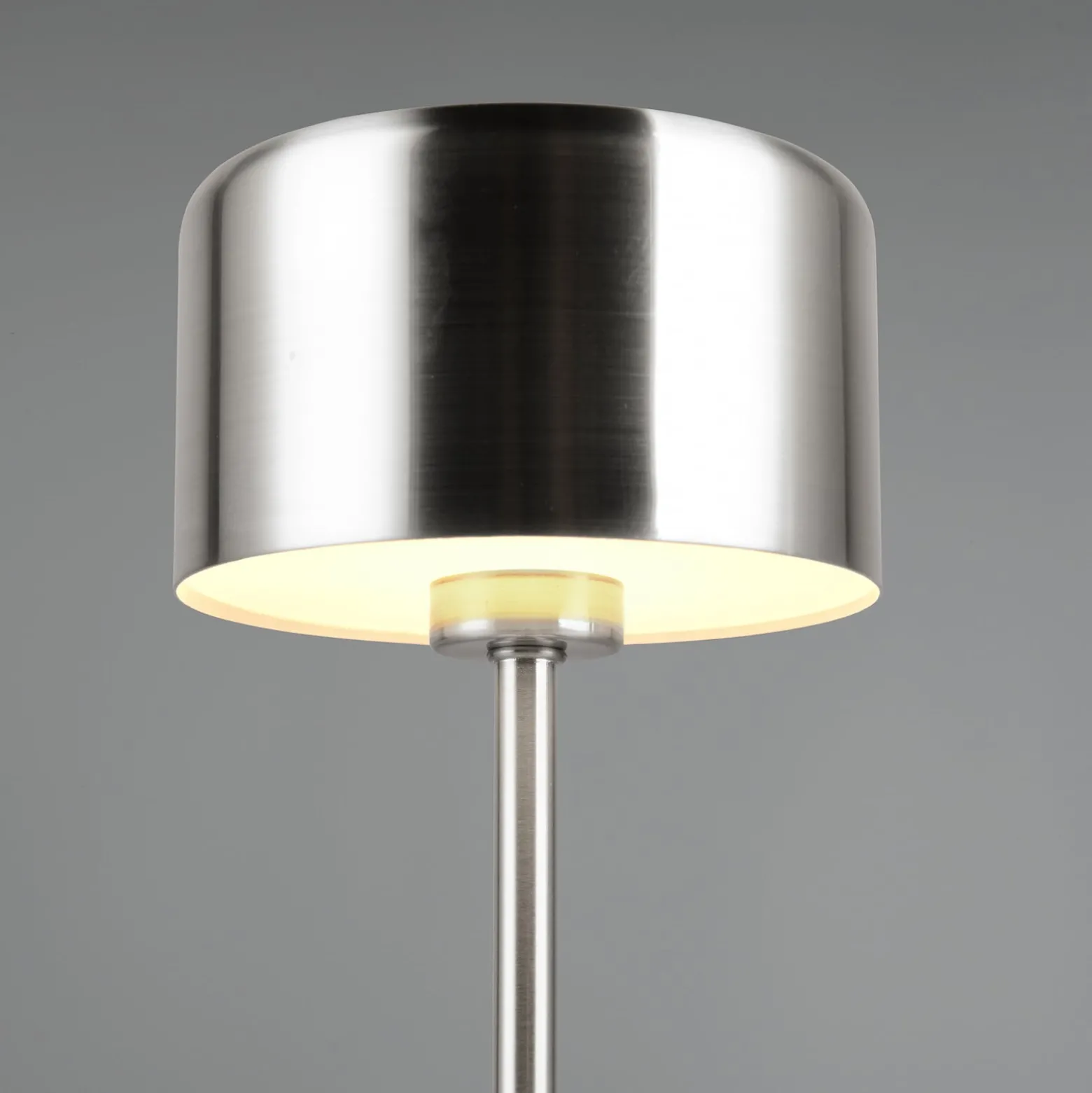 Jeff LED ladattava pöytävalaisin, nikkelin värinen, korkeus 30 cm, metallia