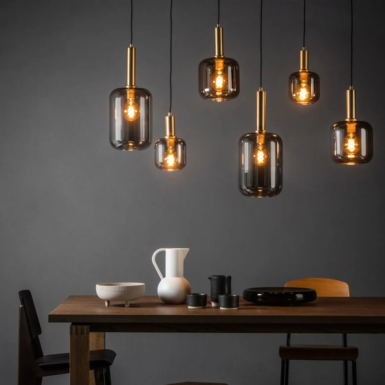 Joanet-ripustusvalaisin, savunharmaa/musta, lasia, 132 cm pitkä