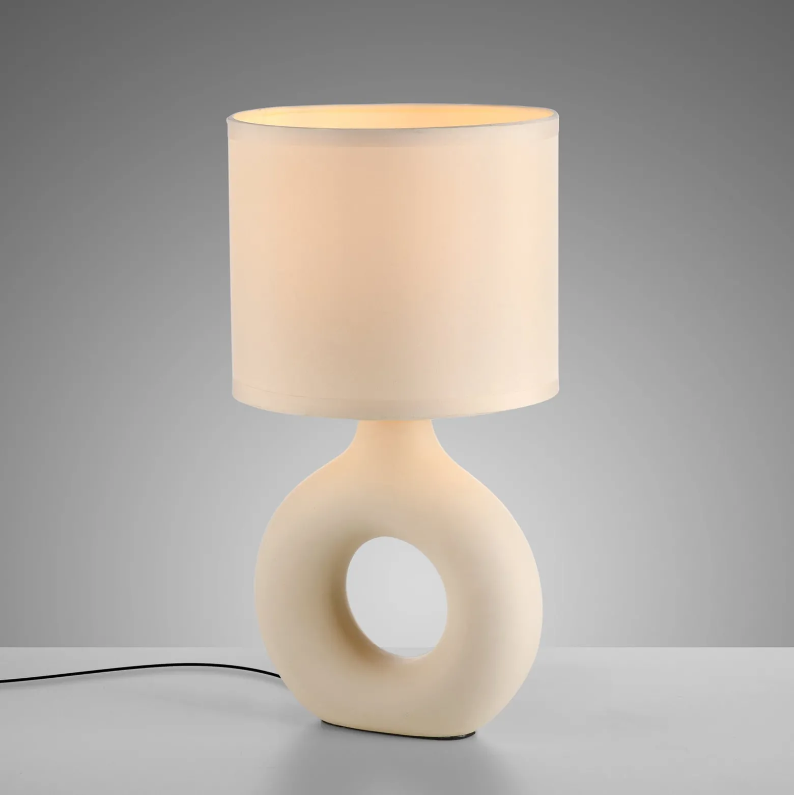 JUST LIGHT. Carara pöytävalaisin, keraaminen jalusta, beige