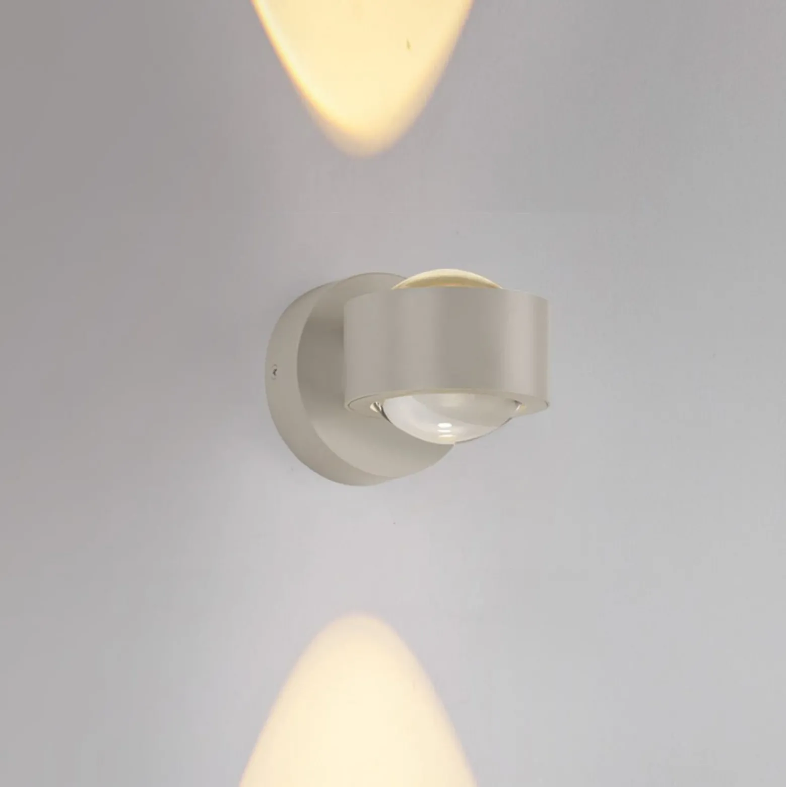 JUST LIGHT. LED-akkuinen seinävalaisin Chia, hiekka, rauta, 3 000 K