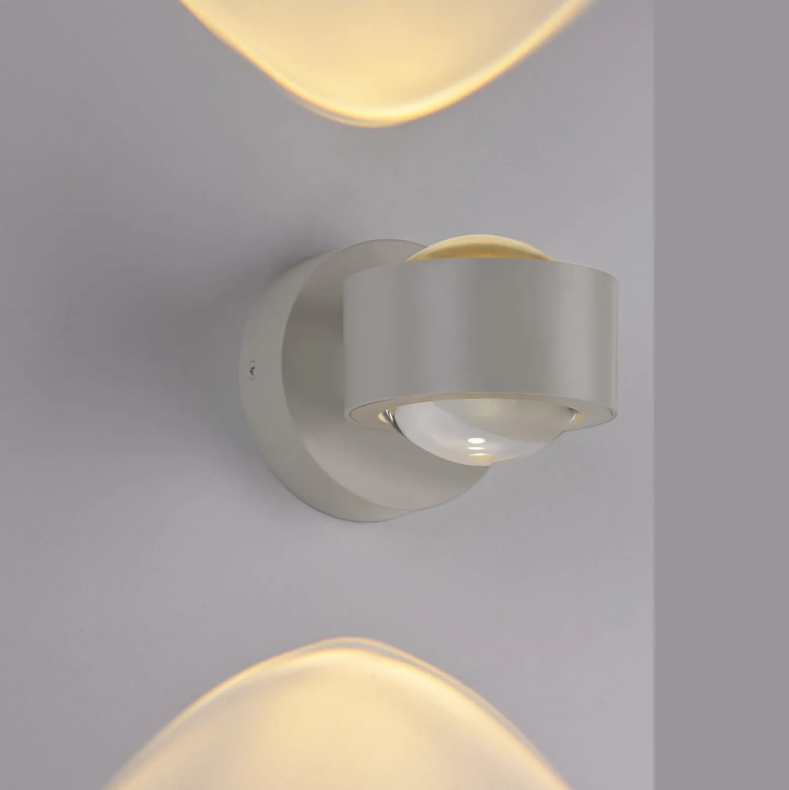 JUST LIGHT. LED-akkuinen seinävalaisin Chia, hiekka, rauta, 3 000 K