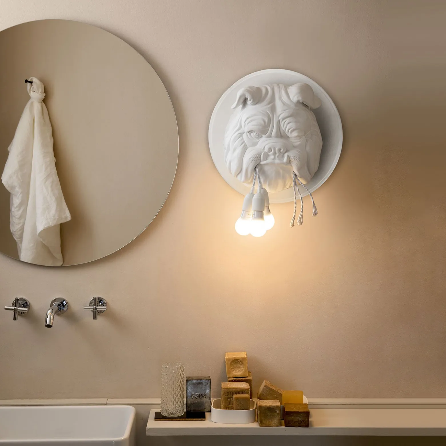Karman Amsterdam -design-seinävalaisin, valkoinen