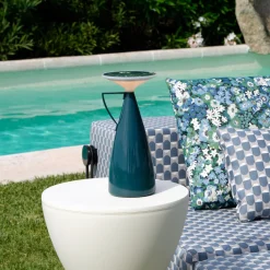 Kartell LED-akku pöytävalaisin Camomille, petrol, korkeus 24 cm