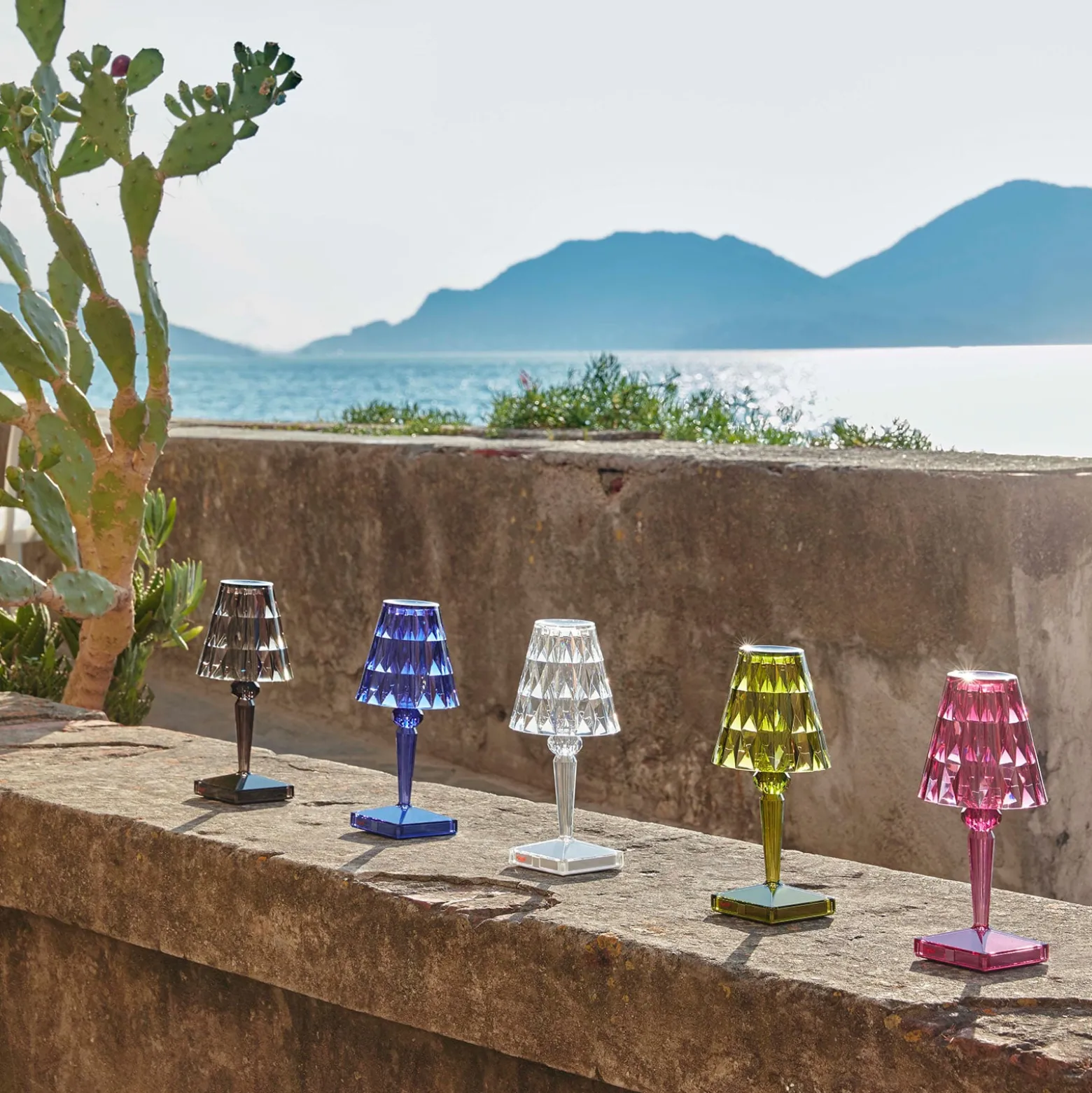 Kartell LED-paristopöytävalaisin Paristo, 26cm, läpinäkyvä, IP54