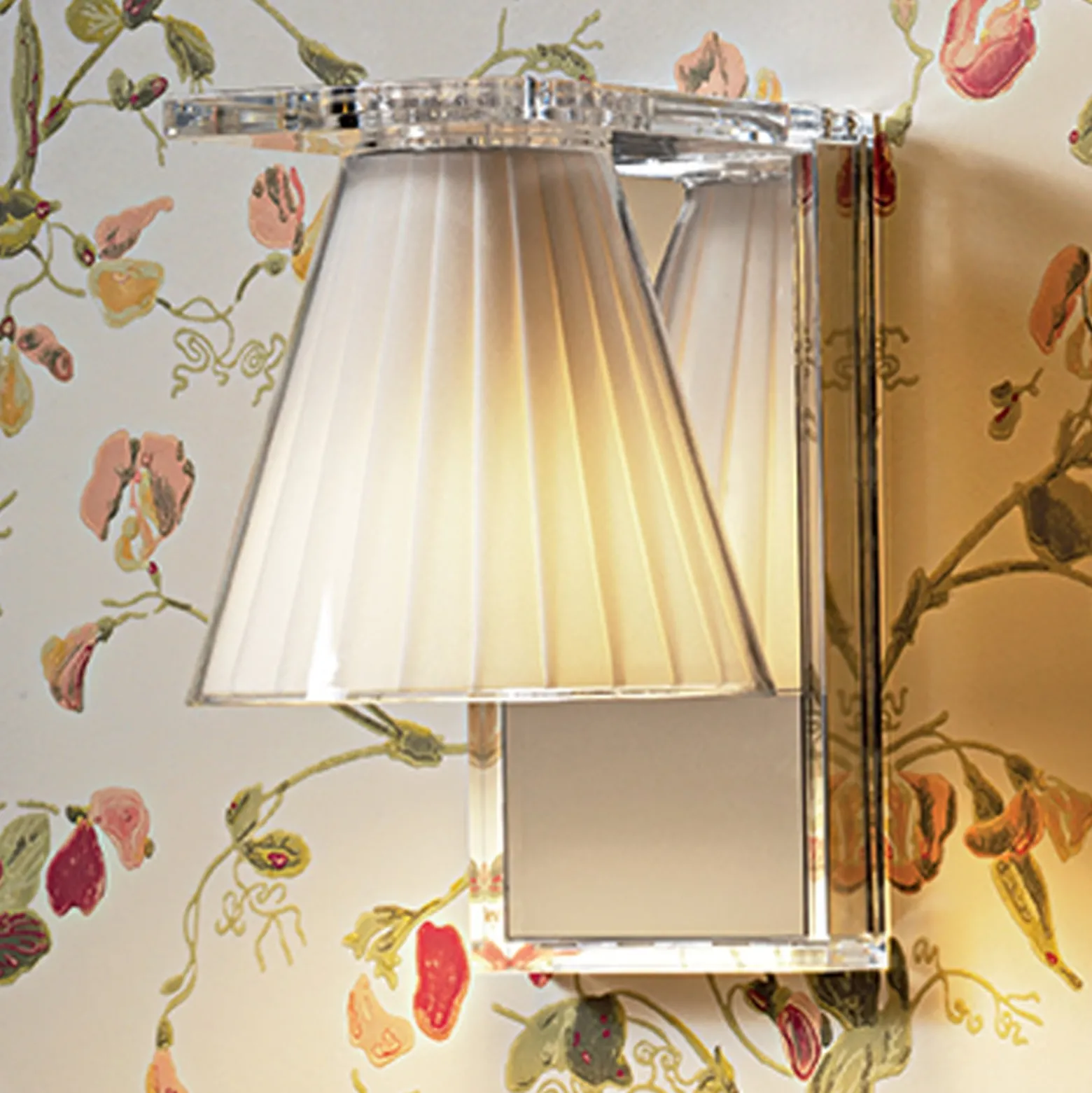 Kartell Light-Air -seinävalaisin, kangasvarjostin