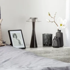 Kartell Space -design-LED-pöytälamppu, titaani