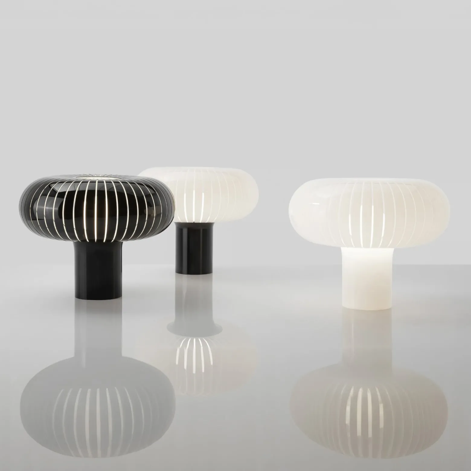 Kartell Teresa pöytävalaisin, valkoinen, Ø 50 cm, kierrätetty PMMA
