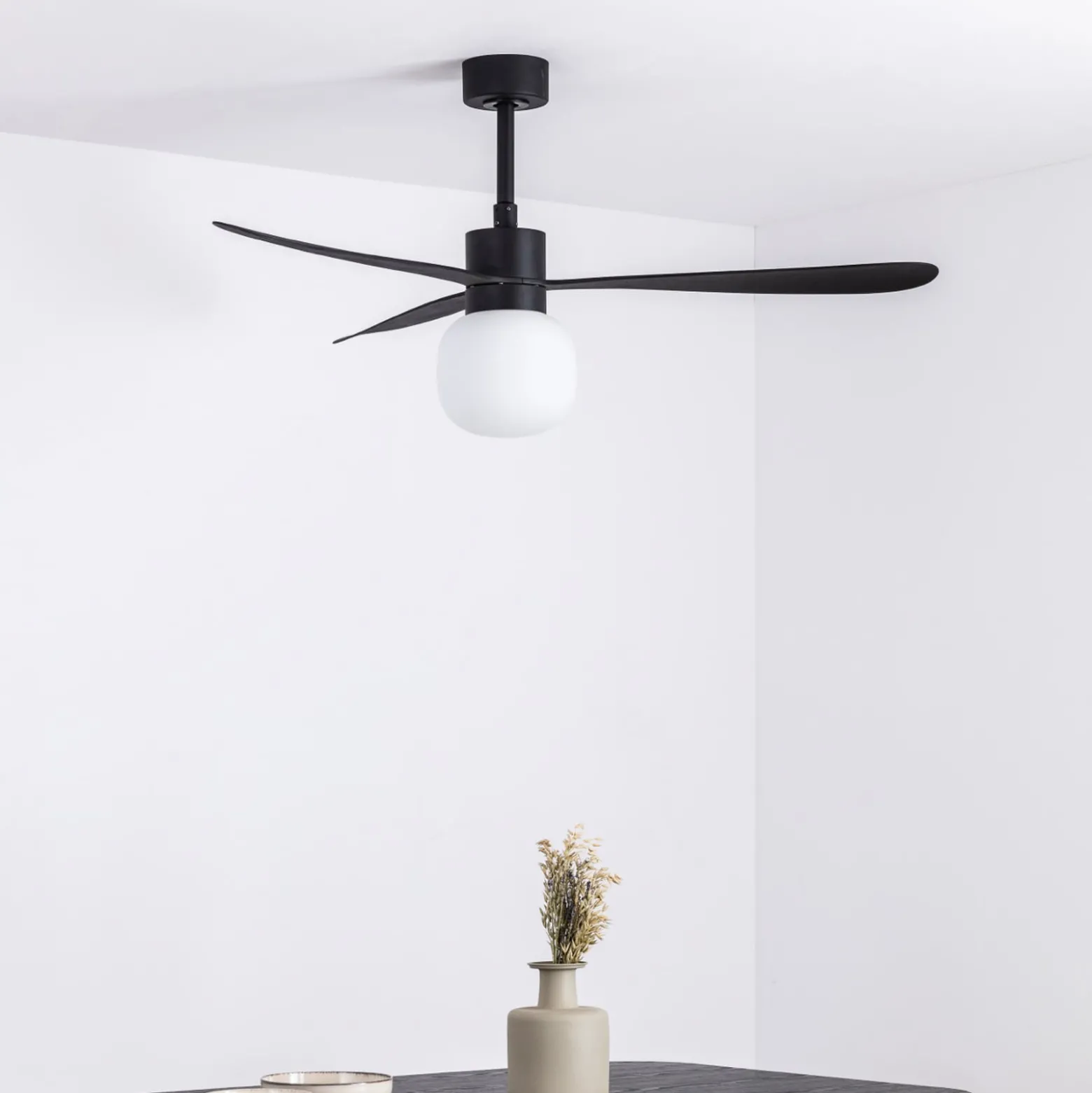 Kattotuuletin Amelia Ball LED-valolla, musta