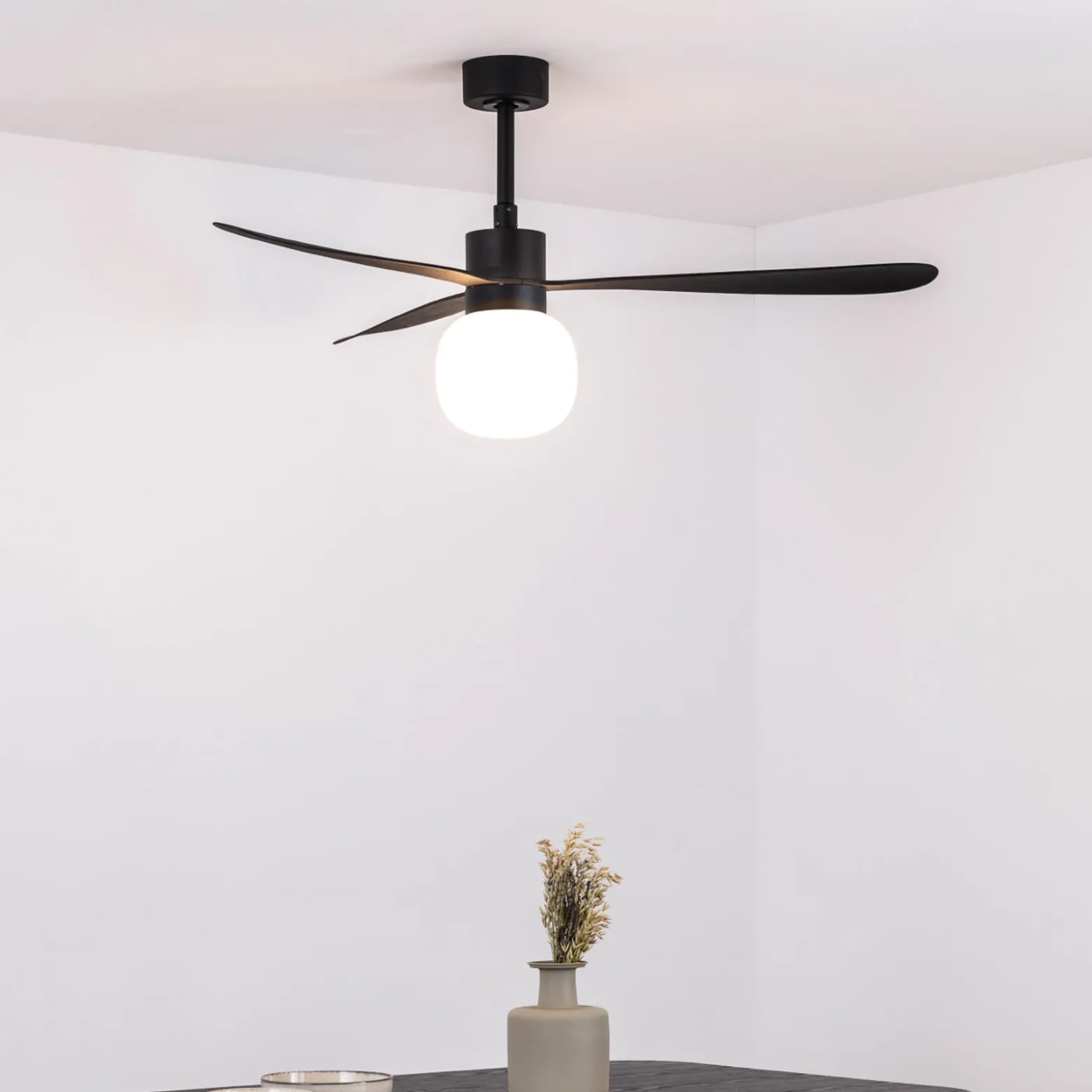 Kattotuuletin Amelia Ball LED-valolla, musta