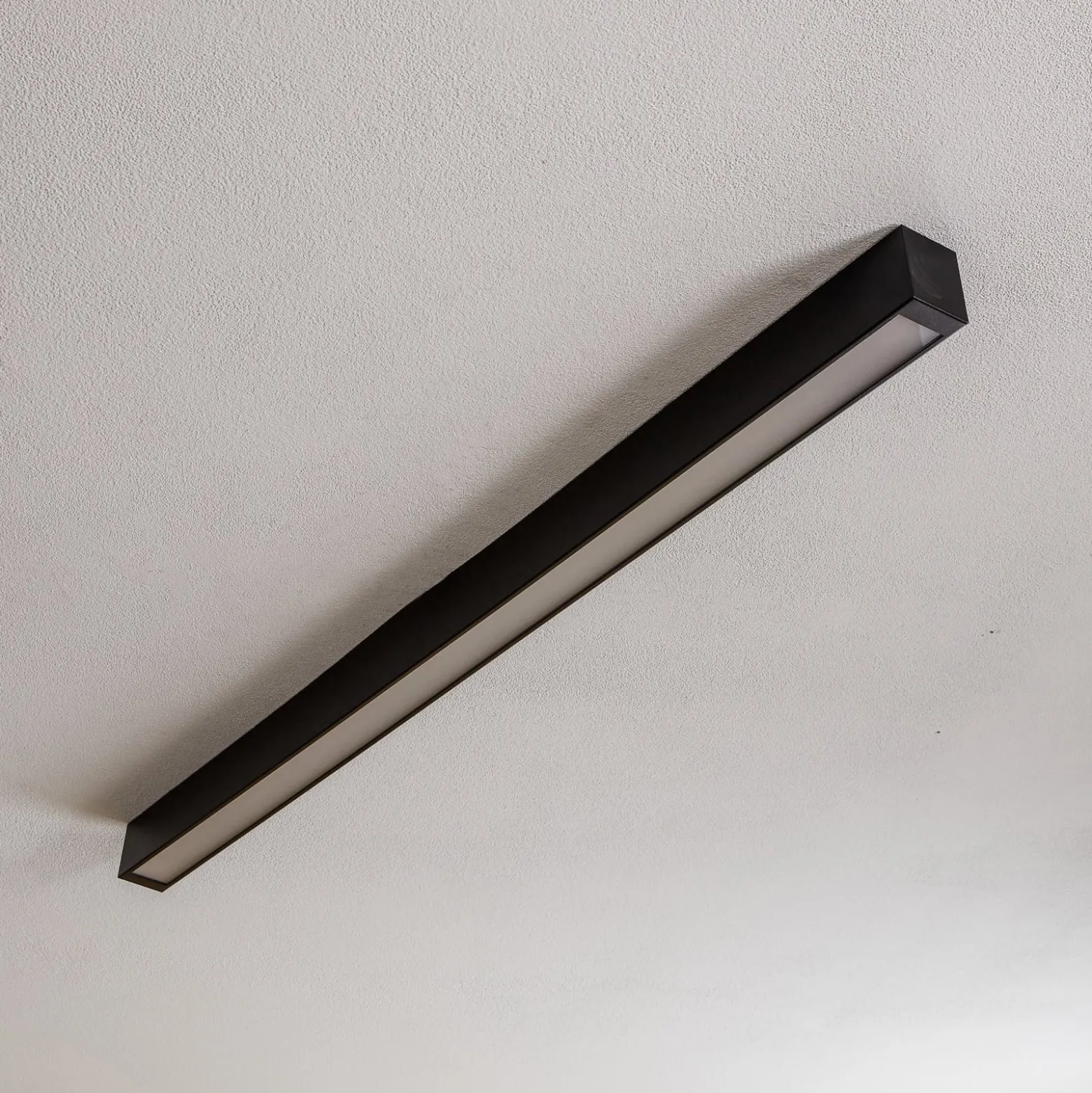 Kattovalaisin Straight musta 122 cm