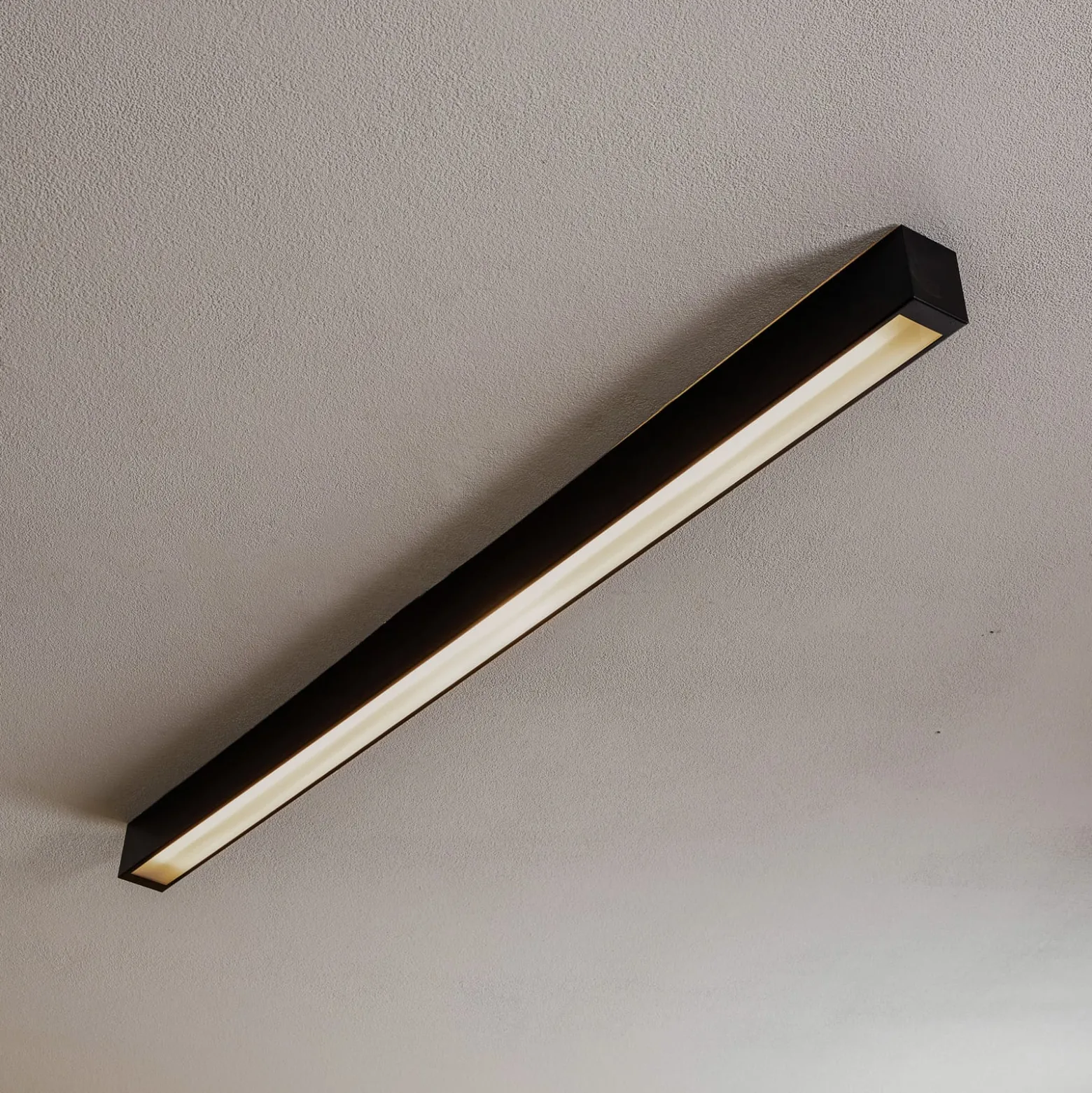 Kattovalaisin Straight musta 122 cm