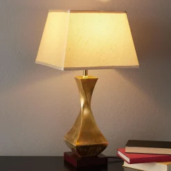 Kaunis Deco-pöytävalaisin kullanvärisellä jalalla