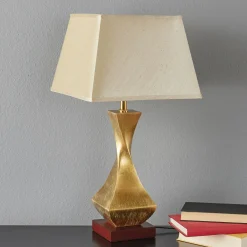 Kaunis Deco-pöytävalaisin kullanvärisellä jalalla