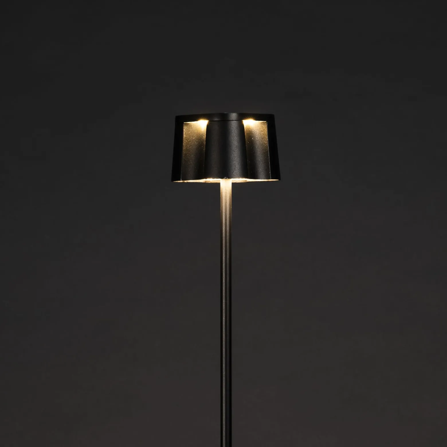 Kiva ladattava LED-lattiavalaisin, musta, alumiini, IP54, himmennin,