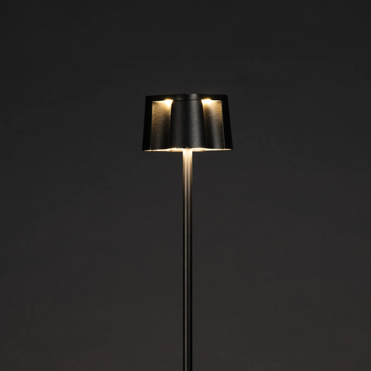 Kiva ladattava LED-lattiavalaisin, musta, alumiini, IP54, himmennin,