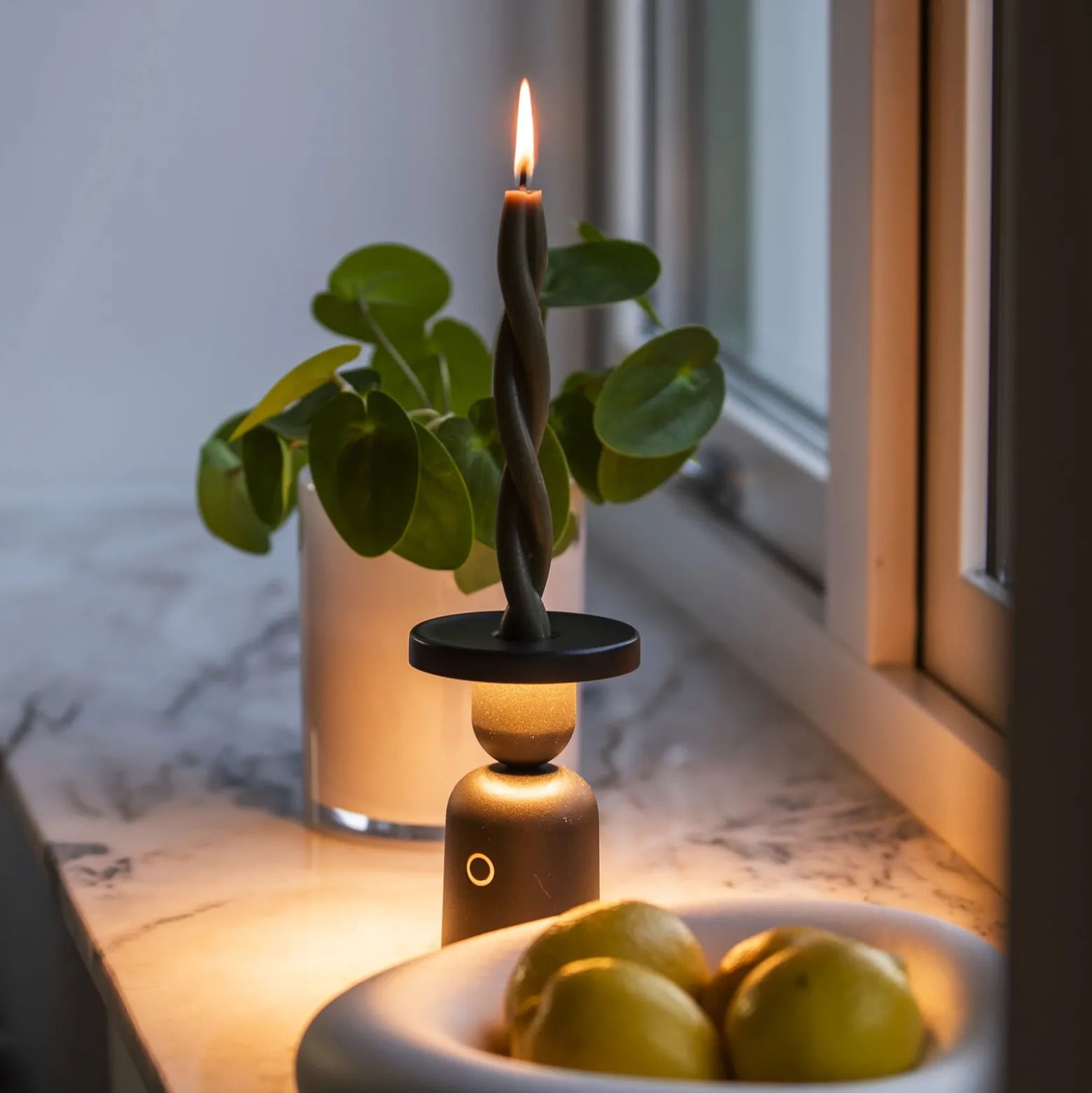 Ladattava LED-pöytävalaisin Nantes, musta, alumiini, IP54, himmennin,