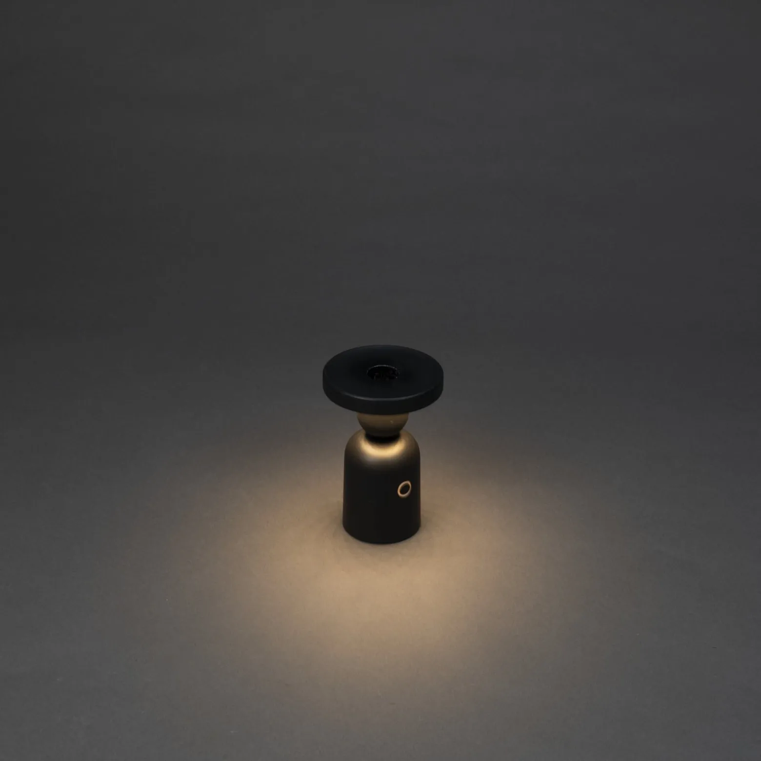 Ladattava LED-pöytävalaisin Nantes, musta, alumiini, IP54, himmennin,