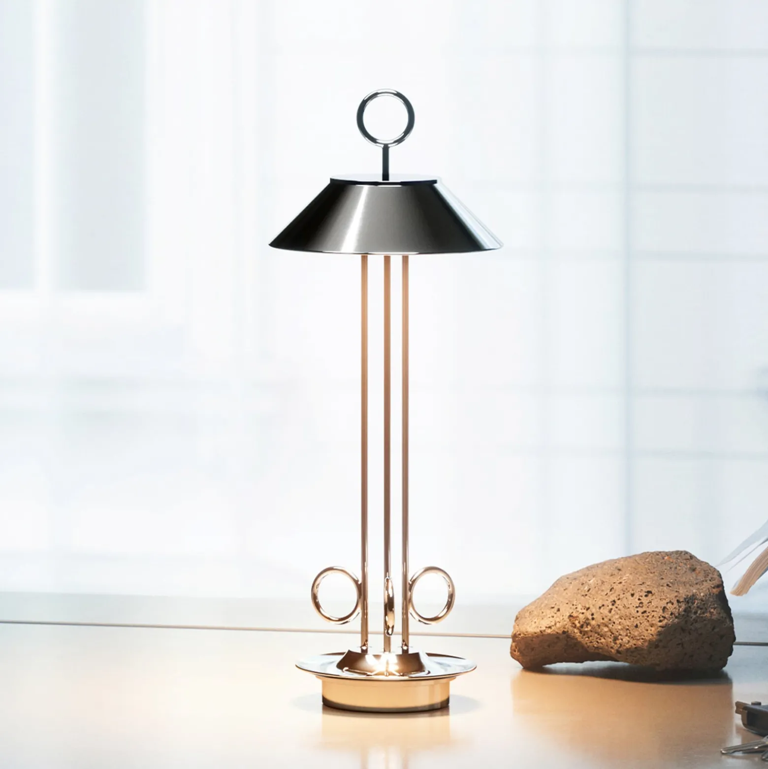 Ladattava LED-pöytävalaisin Nudiderot, kromi, alumiini, IP54, himmennettävissä