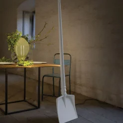 Lapion muotoinen LED-design-lattiavalaisin Tobia