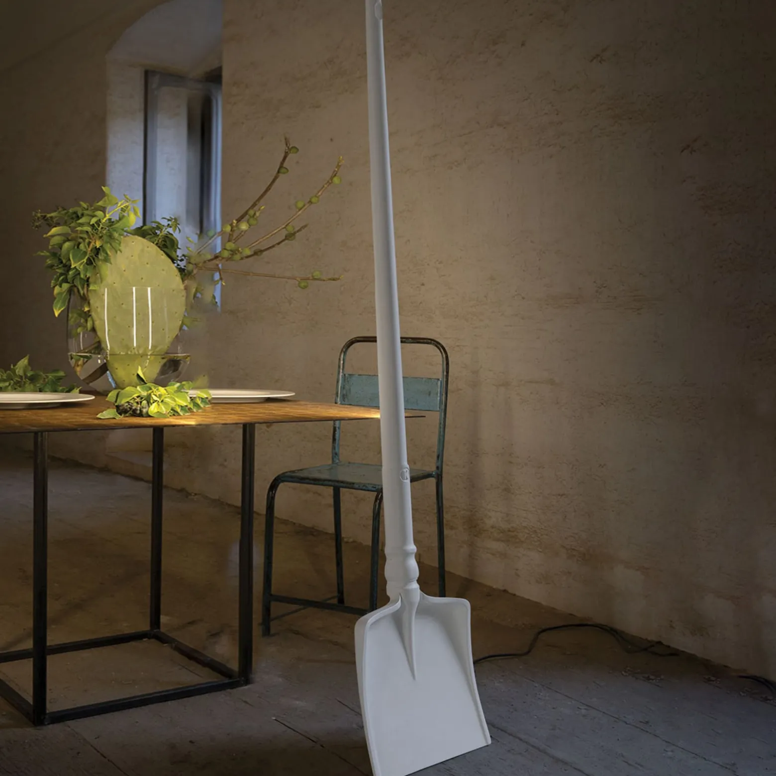 Lapion muotoinen LED-design-lattiavalaisin Tobia