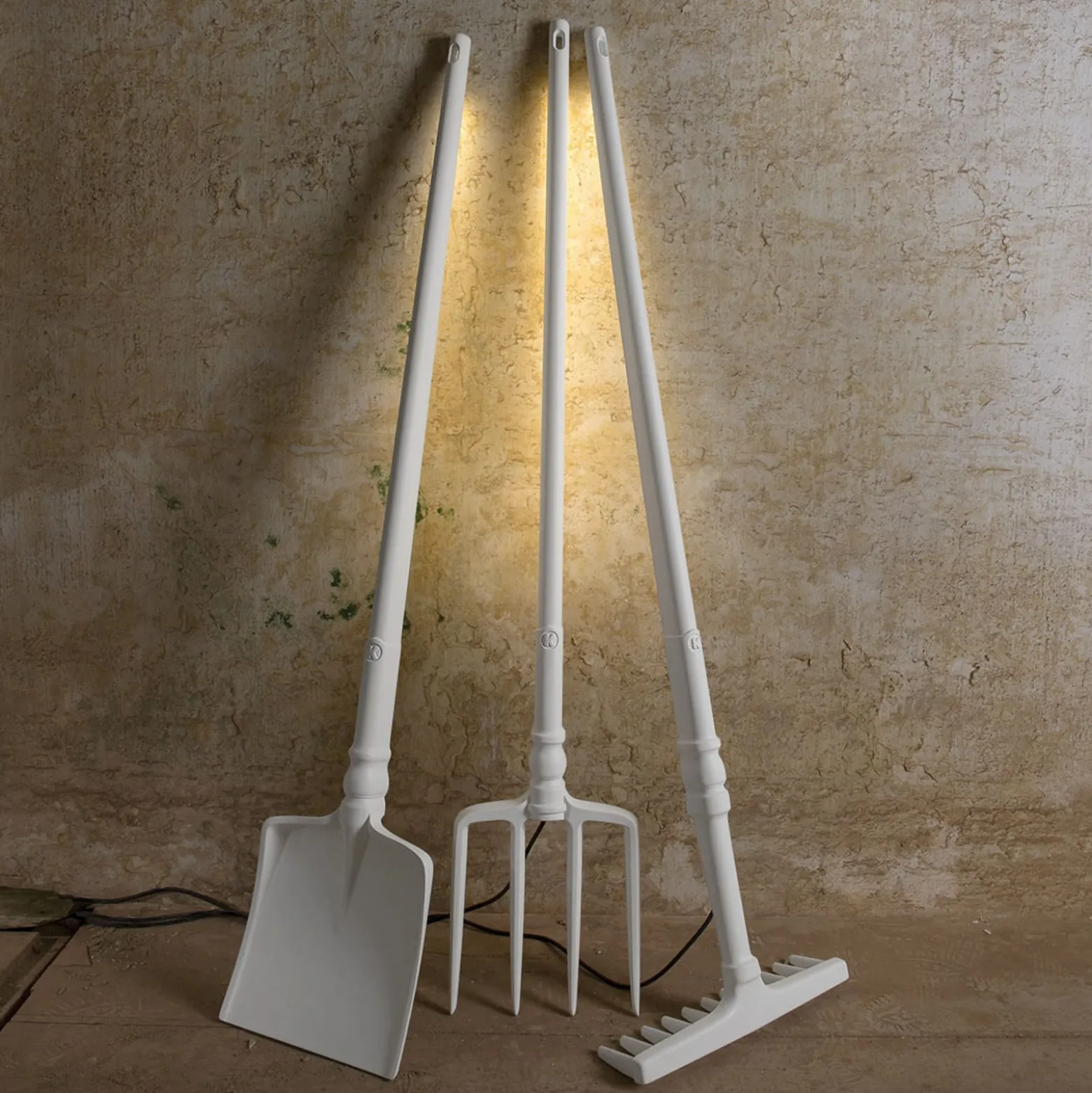 Lapion muotoinen LED-design-lattiavalaisin Tobia