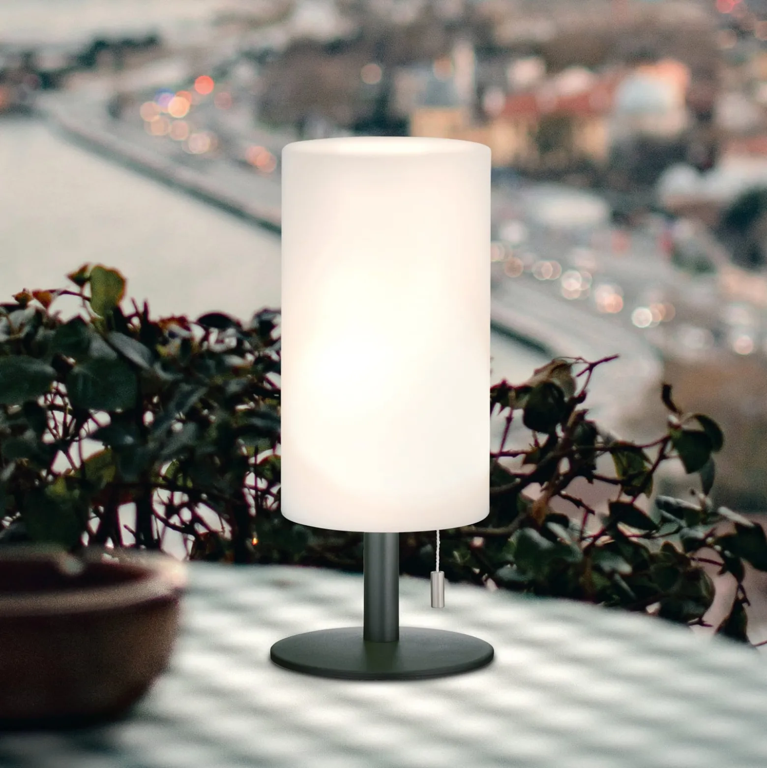 Larino LED-ladattava pöytävalaisin, korkeus 28 cm