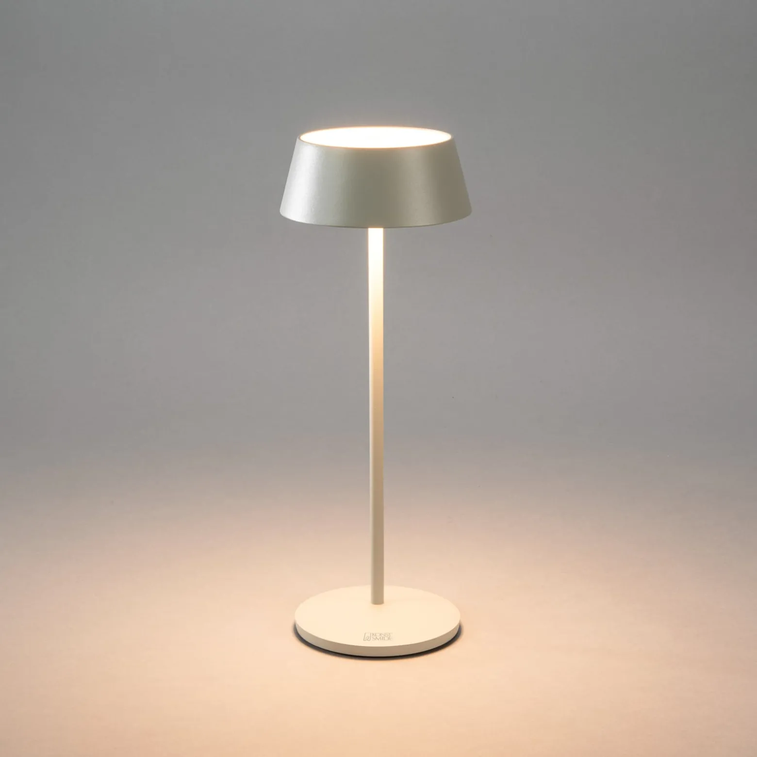 LED-akkukäyttöinen LED-pöytälamppu Menton, harmaa, korkeus 27 cm, IP54, USB