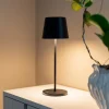 LED-akkukäyttöinen LED-pöytävalaisin Vence, korkeus 32 cm, musta, IP54, USB