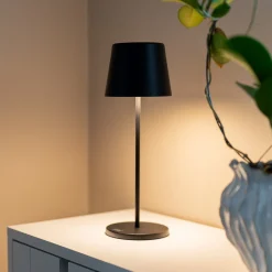 LED-akkukäyttöinen LED-pöytävalaisin Vence, korkeus 32 cm, musta, IP54, USB