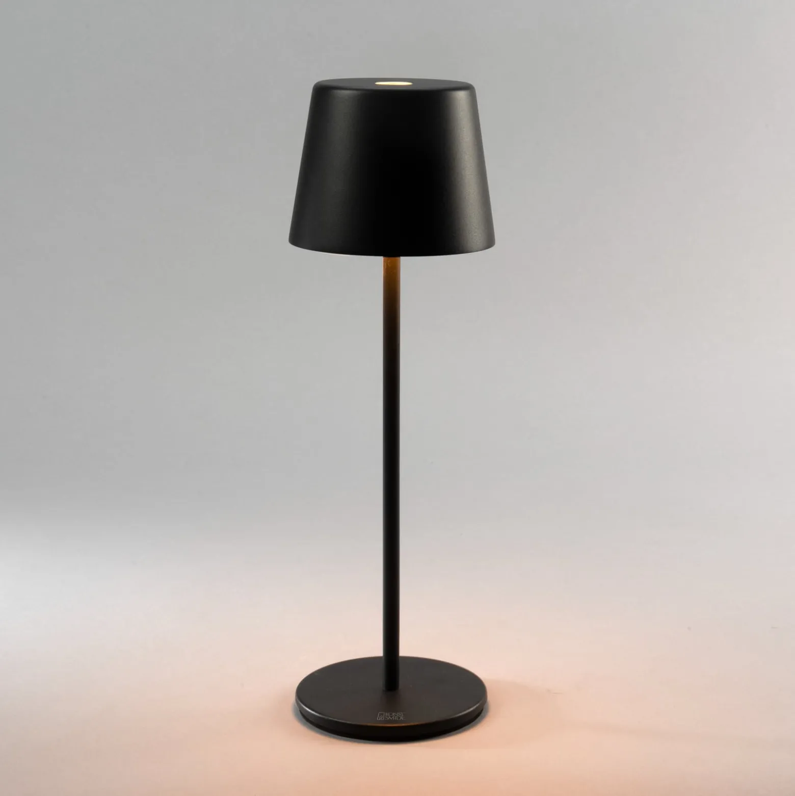 LED-akkukäyttöinen LED-pöytävalaisin Vence, korkeus 32 cm, musta, IP54, USB