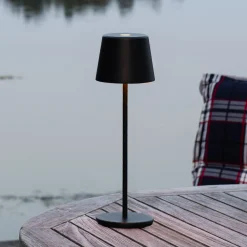 LED-akkukäyttöinen LED-pöytävalaisin Vence, korkeus 32 cm, musta, IP54, USB
