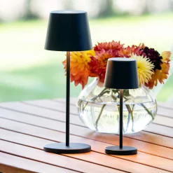 LED-akkukäyttöinen LED-pöytävalaisin Vence, korkeus 32 cm, musta, IP54, USB