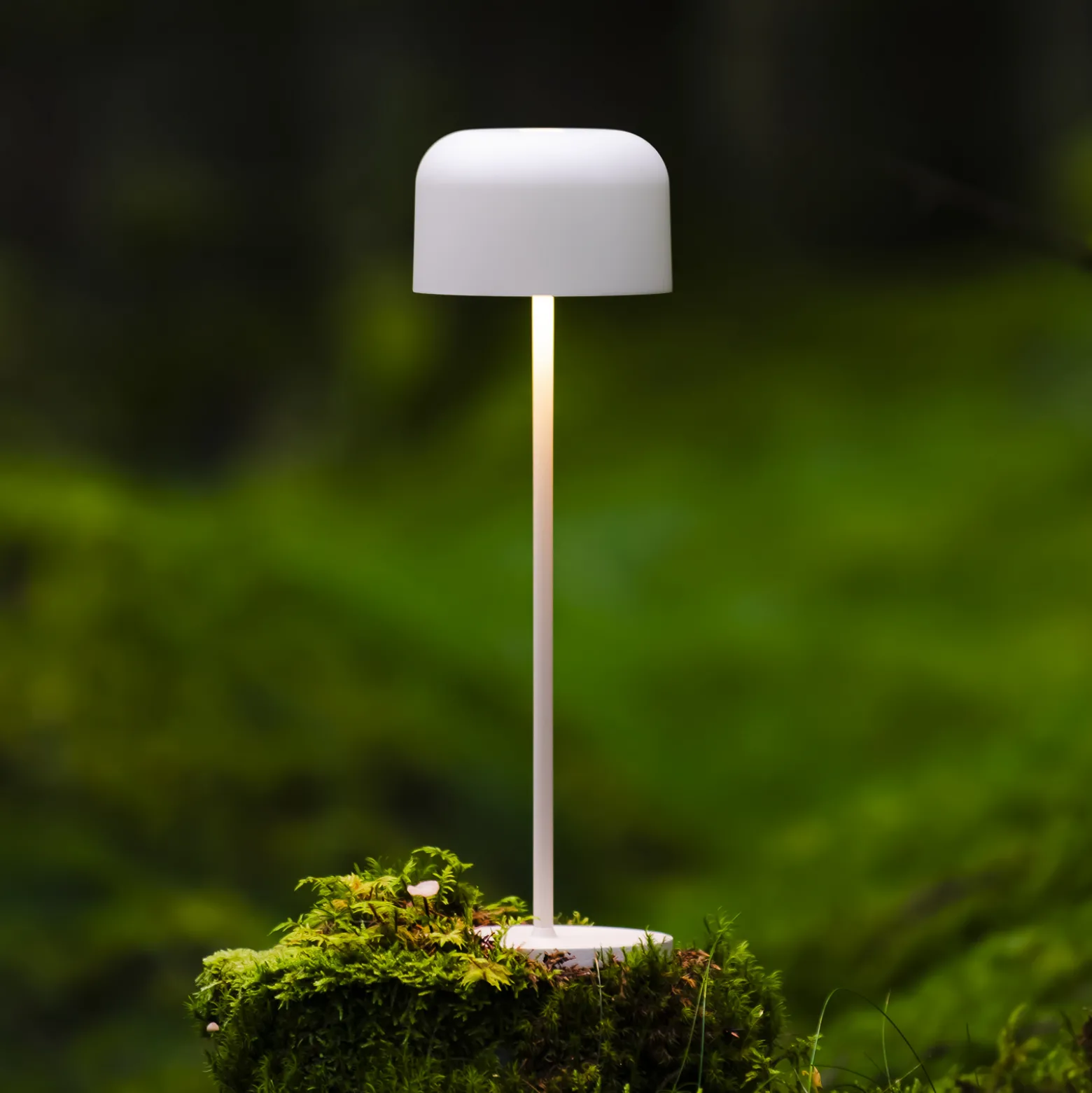 LED-akkukäyttöinen pöytälamppu Lille, korkeus 36 cm, valkoinen, IP54, USB
