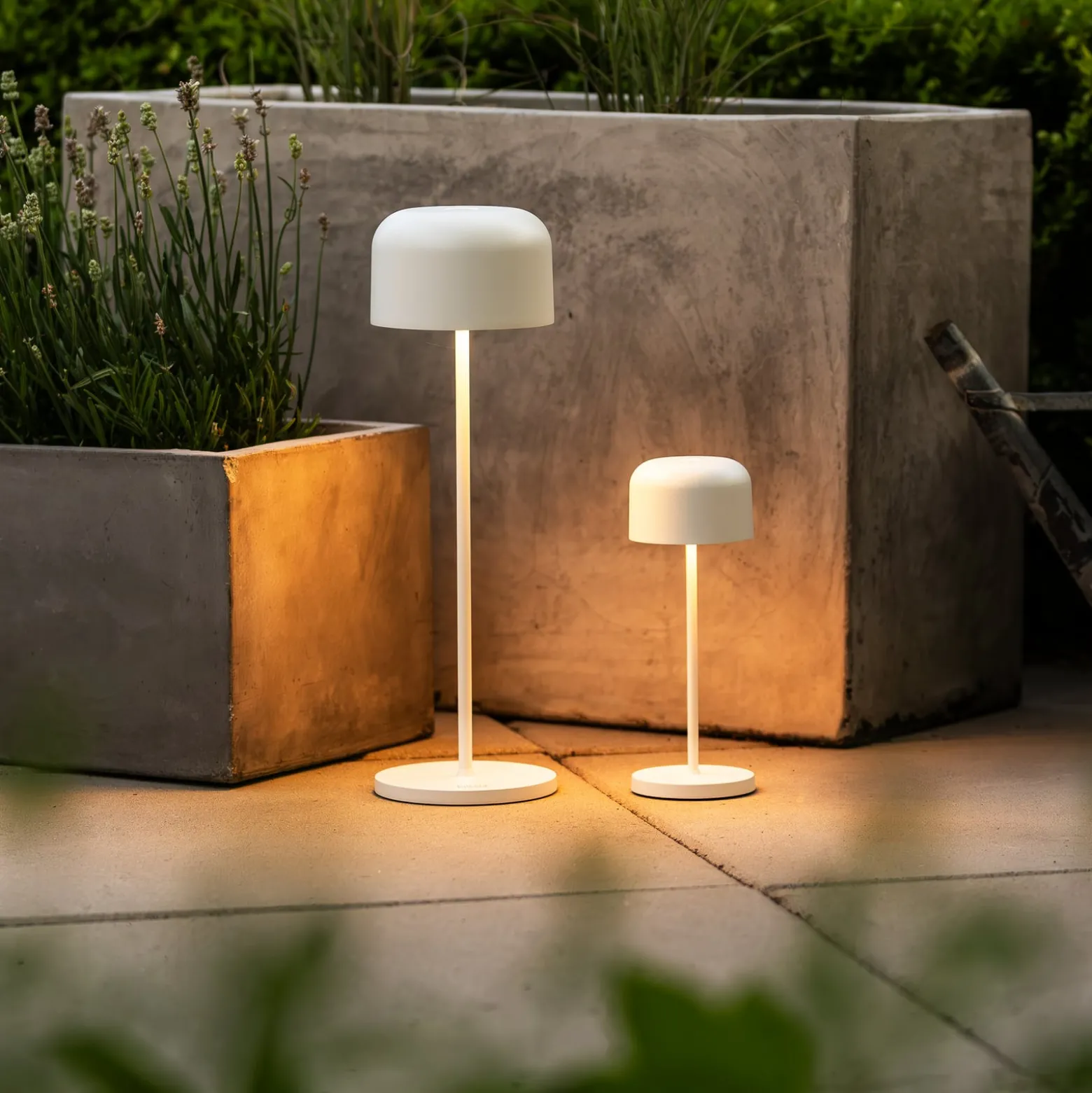 LED-akkukäyttöinen pöytälamppu Lille, korkeus 36 cm, valkoinen, IP54, USB