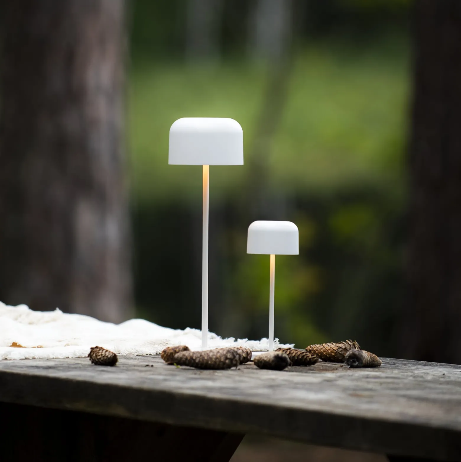 LED-akkukäyttöinen pöytälamppu Lille, korkeus 36 cm, valkoinen, IP54, USB