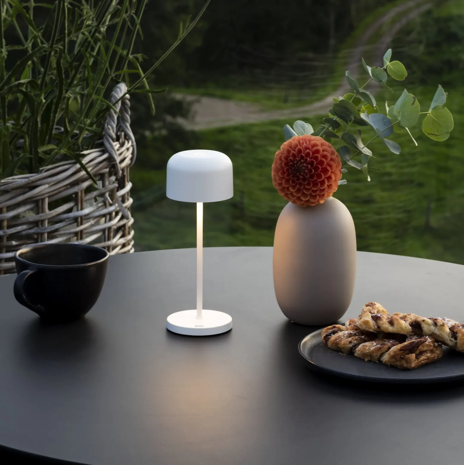 LED-akkukäyttöinen pöytälamppu Lille, korkeus 20 cm, valkoinen, IP54, USB