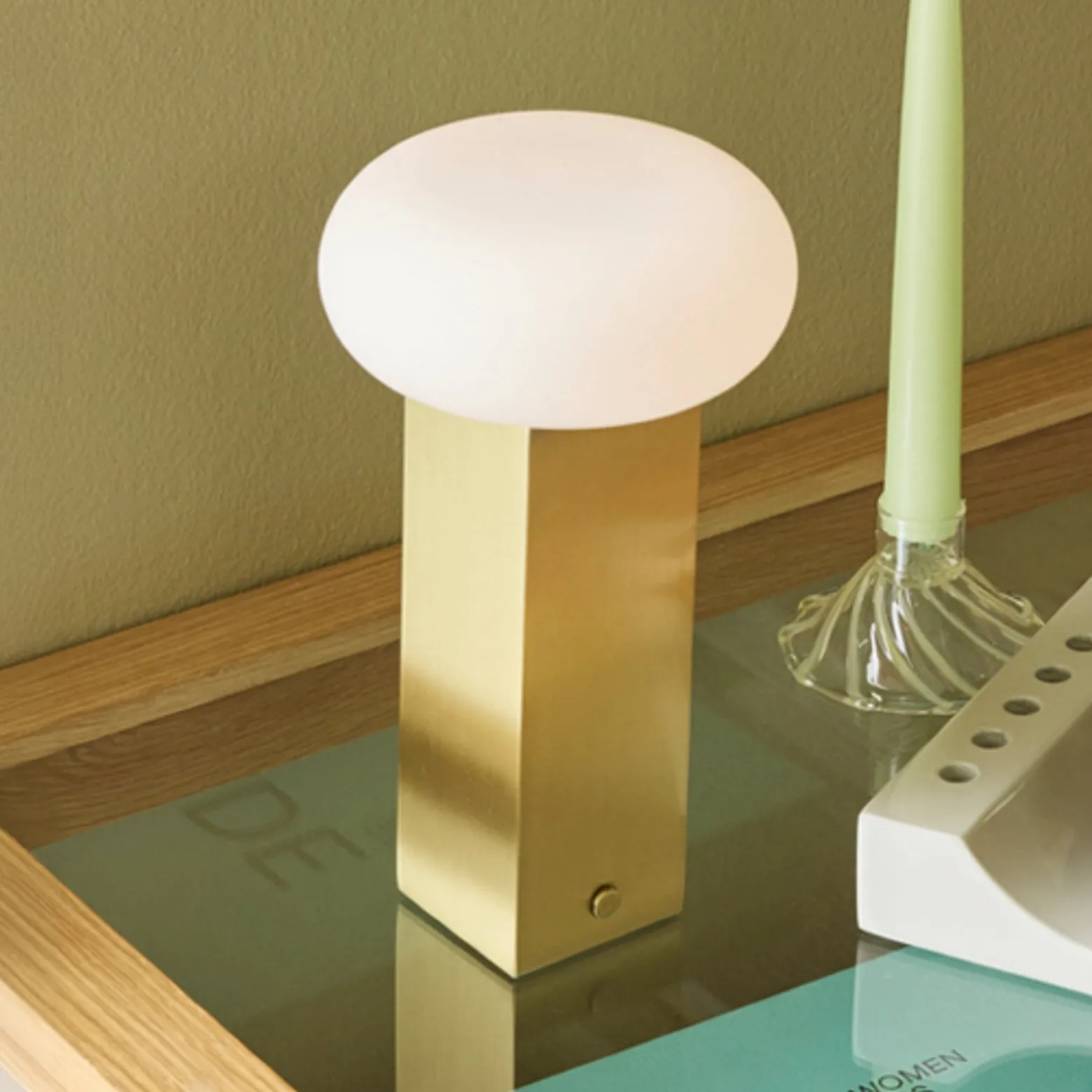 LED-akkukäyttöinen pöytälamppu LOW, messinkivärinen, korkeus 20 cm, metallia