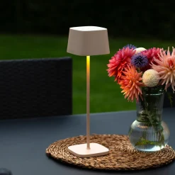 LED-akkukäyttöinen pöytävalaisin Capri, korkeus 36 cm, hiekanvärinen, IP54