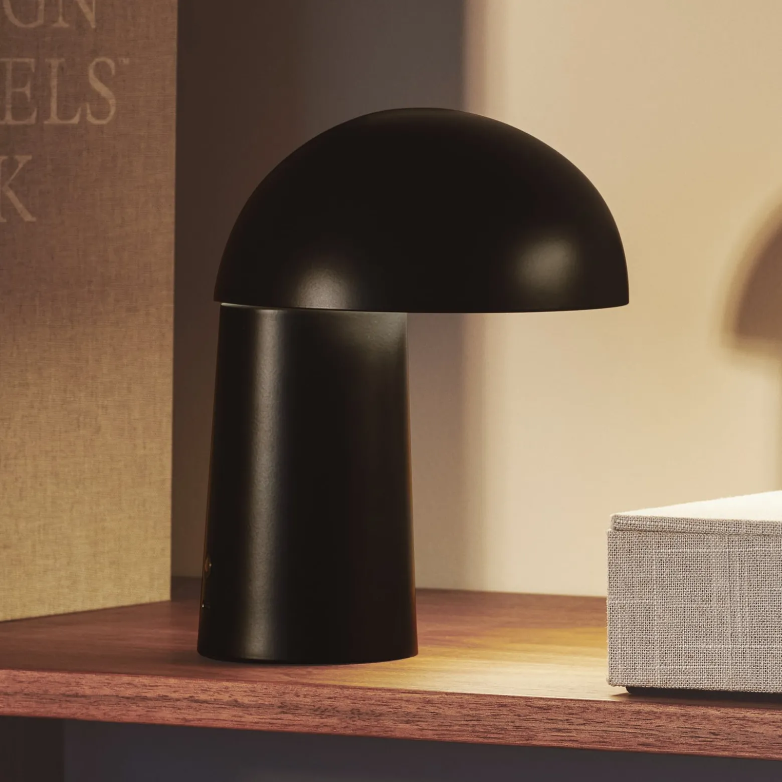 LED-akkukäyttöinen pöytävalaisin Faye Portable, musta, himmennettävä, USB
