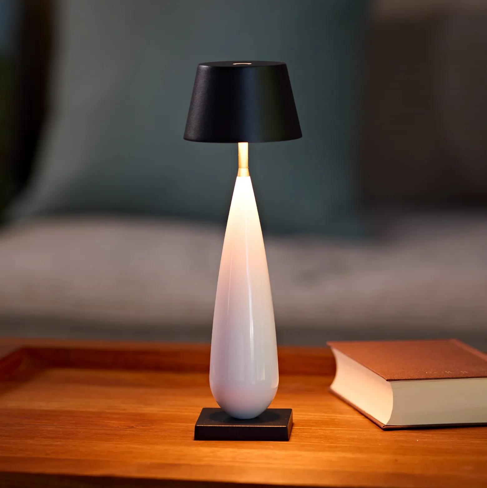 LED-akkukäyttöinen pöytävalaisin Thala, valkoinen/musta, IP65, 24 cm