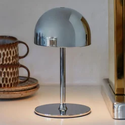 LED-akkukäyttöinen pöytävalaisin Tim, kromivärinen, korkeus 22 cm, IP54
