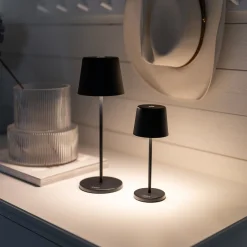 LED-akkukäyttöinen pöytävalaisin Vence, korkeus 22 cm, musta, IP54, USB