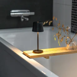 LED-akkukäyttöinen pöytävalaisin Vence, korkeus 22 cm, musta, IP54, USB