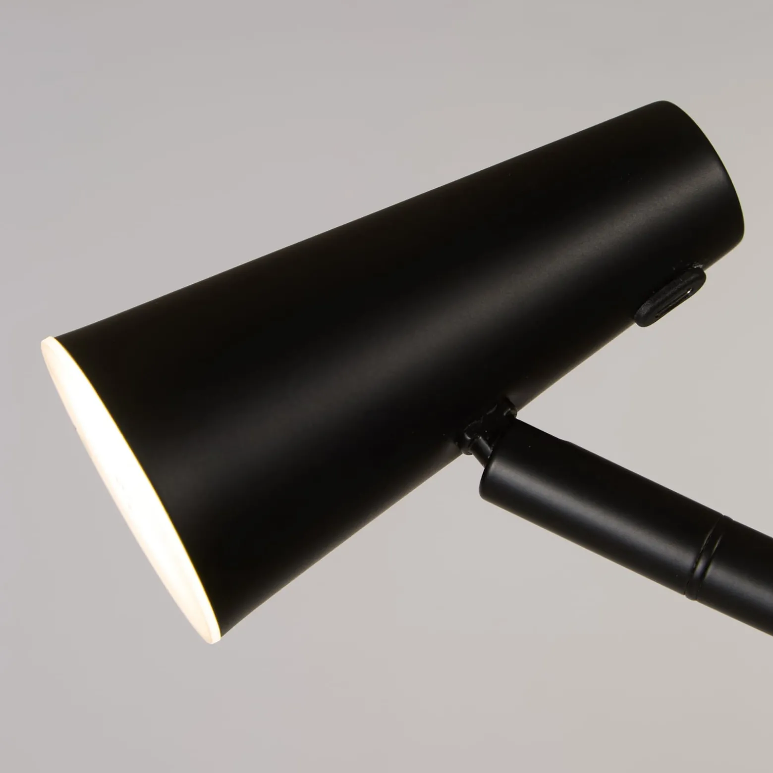 LED-akku-lattiavalaisin 10450BK, musta, korkeus 151 cm, metalli