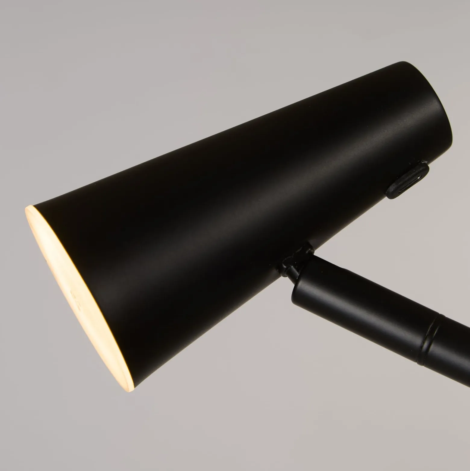 LED-akku-lattiavalaisin 10450BK, musta, korkeus 151 cm, metalli