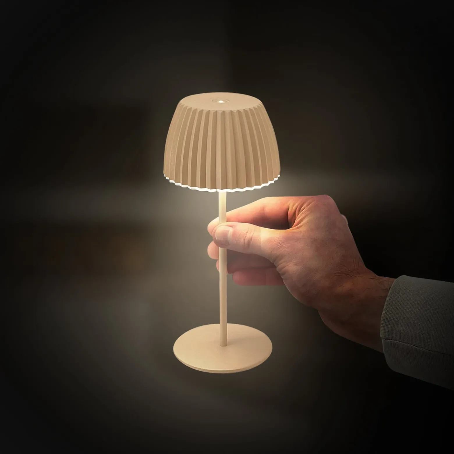 LED-akku-pöytälamppu Brilo unplugged Riffle, 20 cm, beige