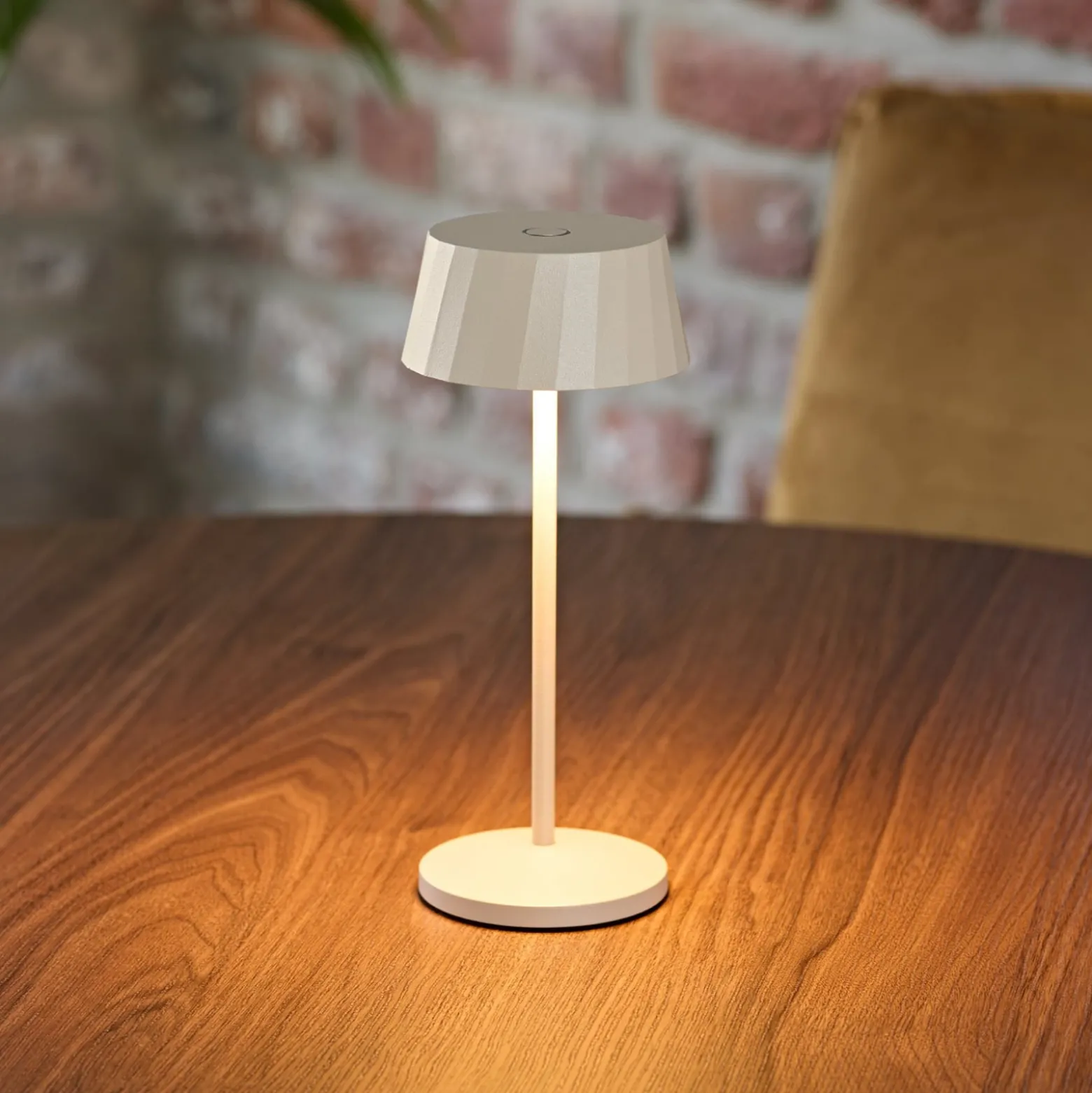LED-akku-pöytälamppu Facetta, beige, 22 cm, metalli, CCT IP44