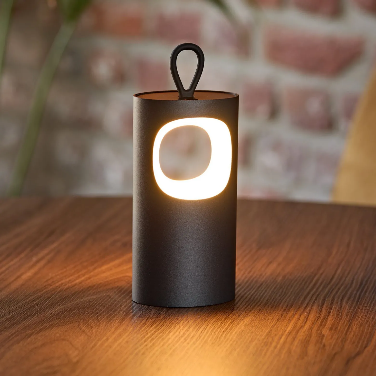LED-akku-pöytälamppu Lunari, musta, 16 cm, metalli, CCT IP44