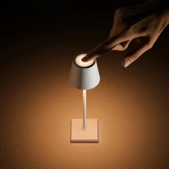 LED-akkupöytälamppu Nuindie pocket, männynvärinen, IP54, himmennettävä