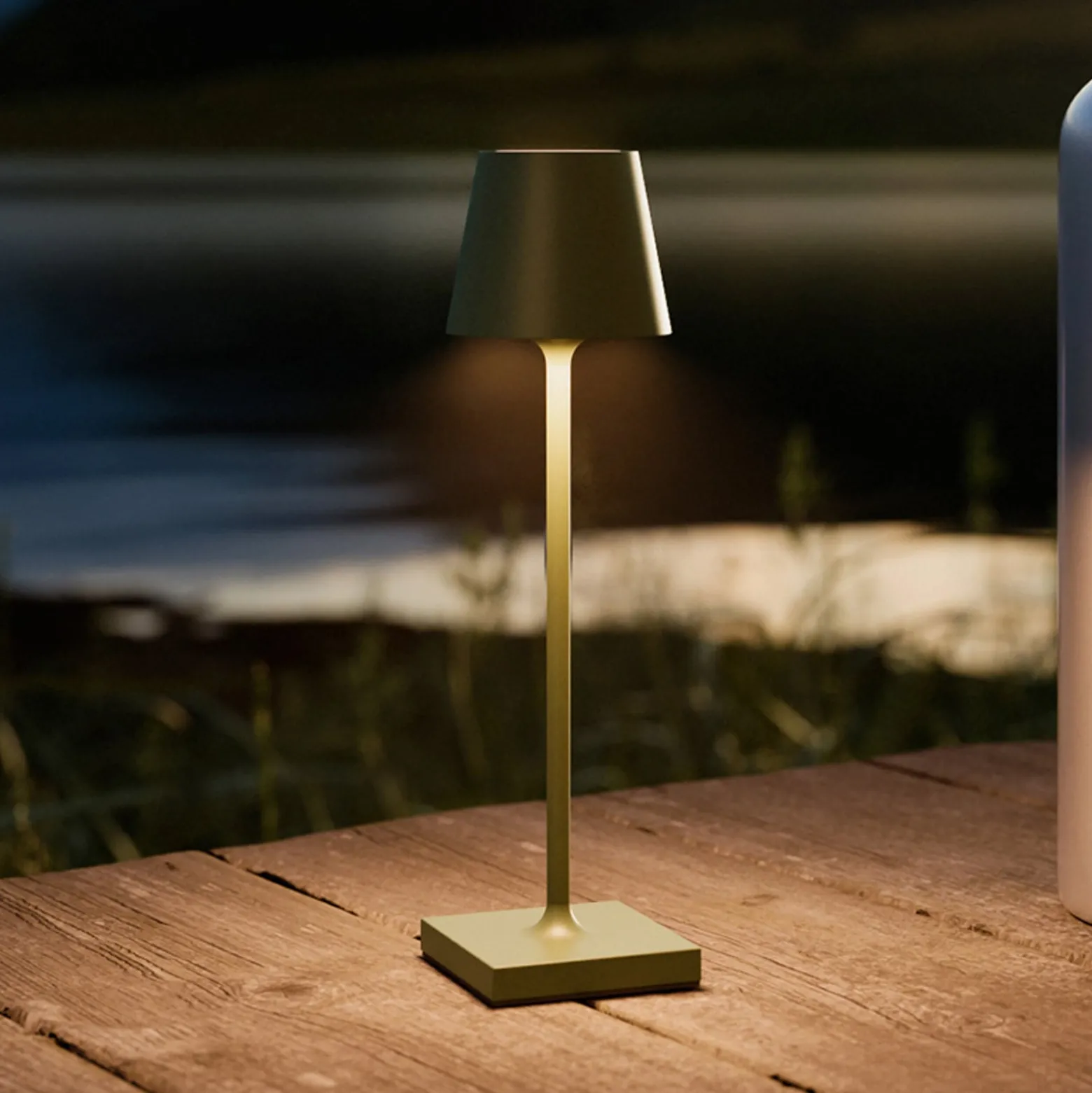 LED-akkupöytälamppu Nuindie pocket, männynvärinen, IP54, himmennettävä